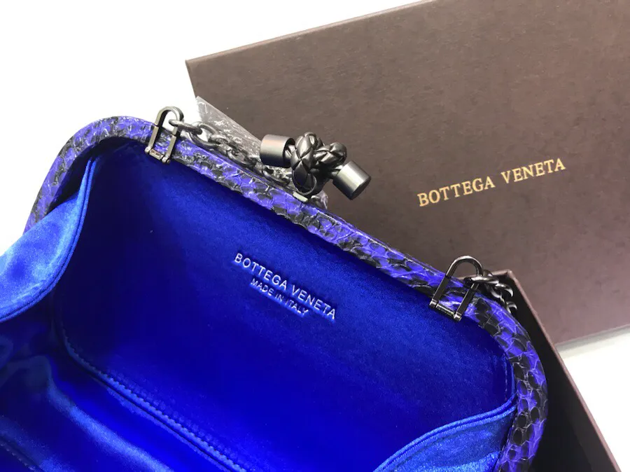 The latest and most popular Knot clutch from the 8651 counter is made of exquisite Japanese silk fabric with snakeskin piping. It looks elegant when worn cross-body or in the hand. It can also be carried by petite girls and can hold 2 iPhone X phones. Size: 20cm*12cm